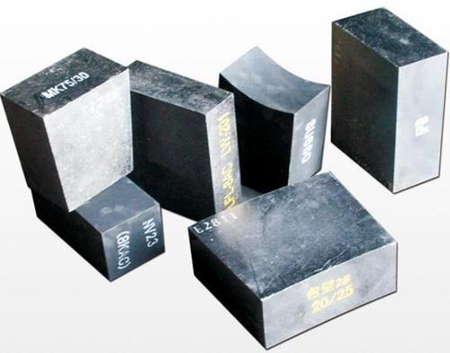 它是由燒結(jié)鎂石或電熔鎂砂和碳素材料石墨為原料,以含碳樹(shù)脂作結(jié)合劑